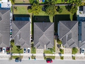 8921 NW 160th Terrace in Miami Lakes, FL - Foto de edificio - Building Photo