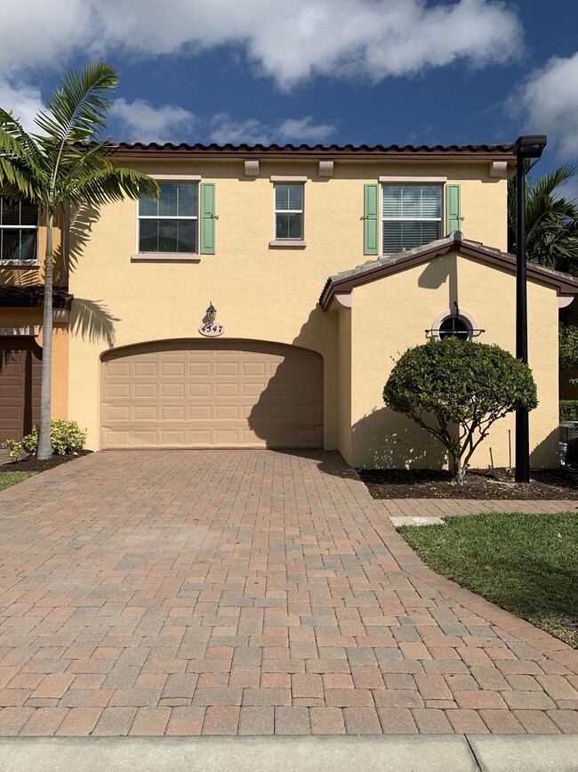 4547 Mediterranean Cir in Palm Beach Gardens, FL - Building Photo - Building Photo