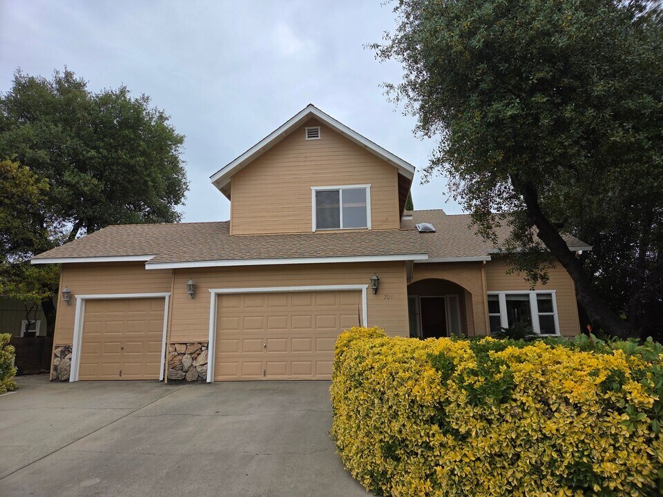 709 Arbona Cir N in Sonora, CA - Building Photo