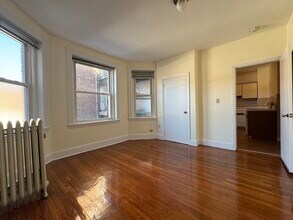 55 Thatcher St, Unit 3A in Brookline, MA - Building Photo - Building Photo