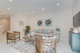 696 NE 43rd St in Oakland Park, FL - Building Photo - Building Photo