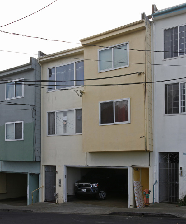 381 Peoria St in Daly City, CA - Foto de edificio