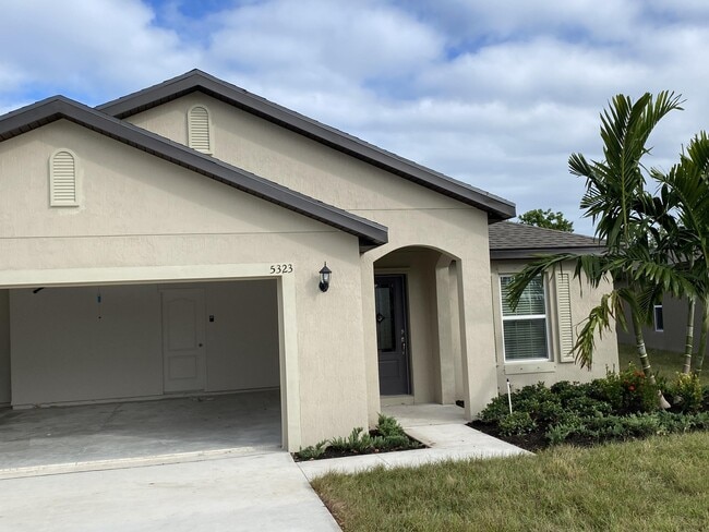 5323 Entertainment Way in Fort Pierce, FL - Foto de edificio - Building Photo