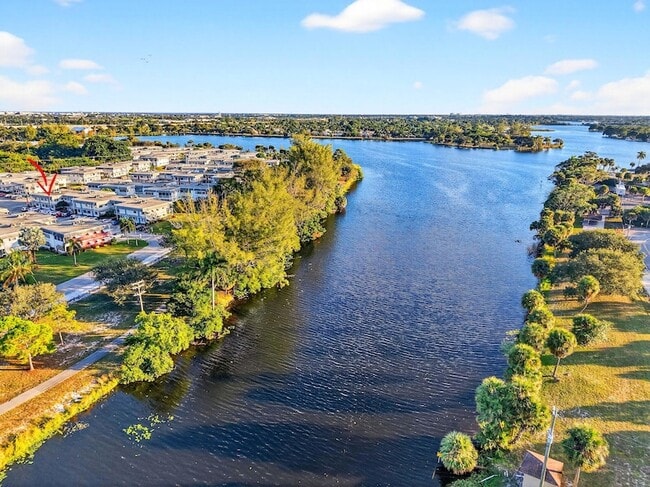 2880 Lake Osborne Dr, Unit 210 in Lake Worth Beach, FL - Foto de edificio - Building Photo