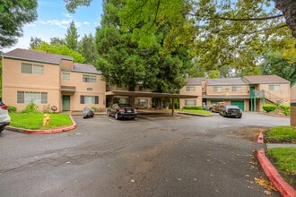 Humboldt Park in Chico, CA - Foto de edificio - Building Photo