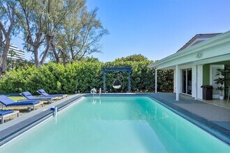 2541 NE 195th St in Miami, FL - Building Photo - Building Photo