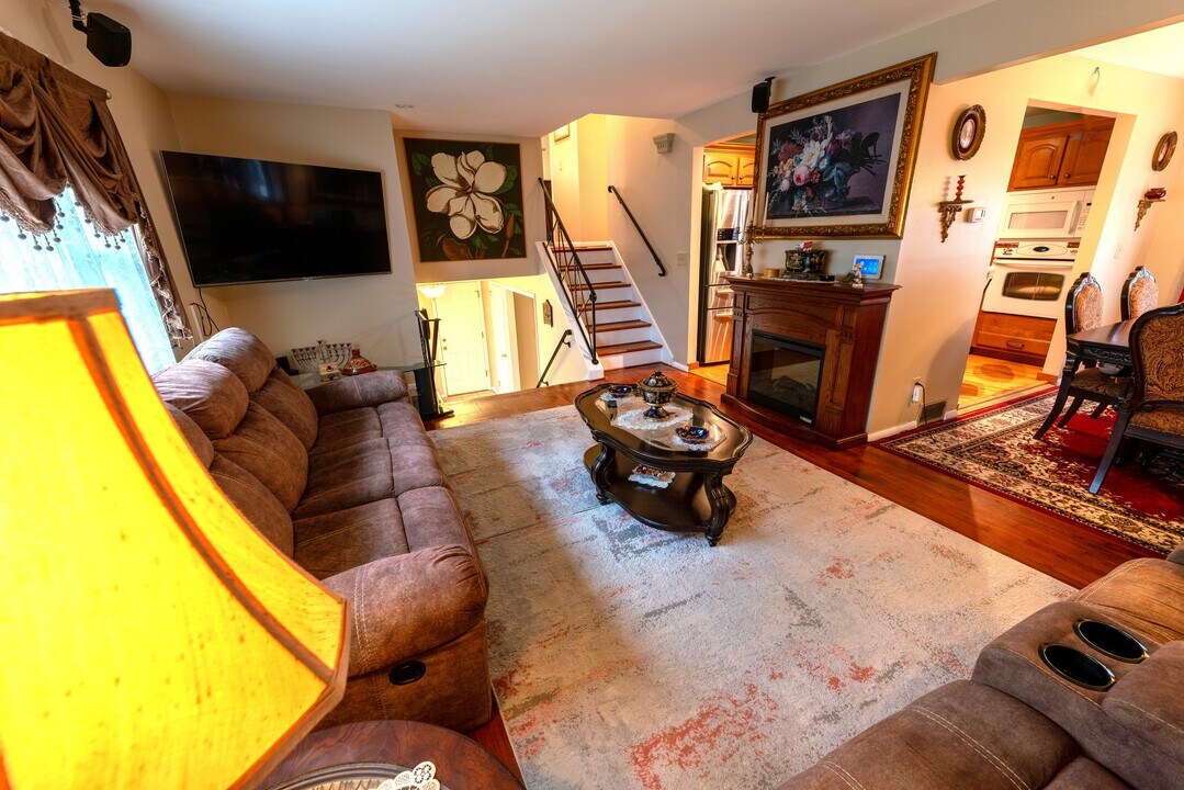 302 Foxwood Rd in Union, NJ - Building Photo
