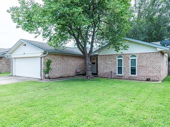 132 NW 5th St in Moore, OK - Foto de edificio - Building Photo