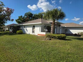 5896 Tyler Rd in Venice, FL - Building Photo