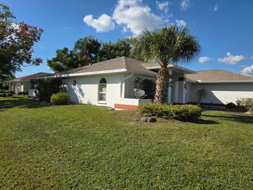 5896 Tyler Rd in Venice, FL - Building Photo