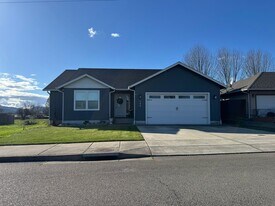 180 NW Civil Bend Ave in Winston, OR - Building Photo