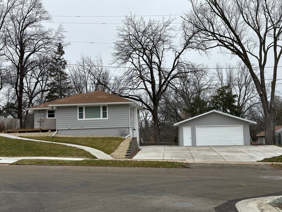 1915 5th St SW, Unit 1 in Rochester, MN - Building Photo