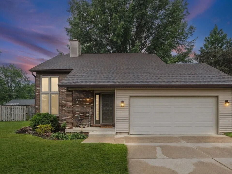 1021 Southport Dr in Lafayette, IN - Building Photo