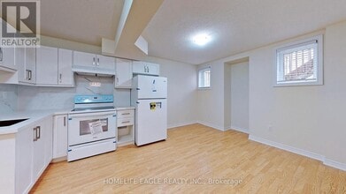 5 Military Ct in Richmond Hill, ON - Building Photo - Building Photo