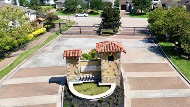 7511 Raes Creek Dr in Spring, TX - Foto de edificio - Building Photo