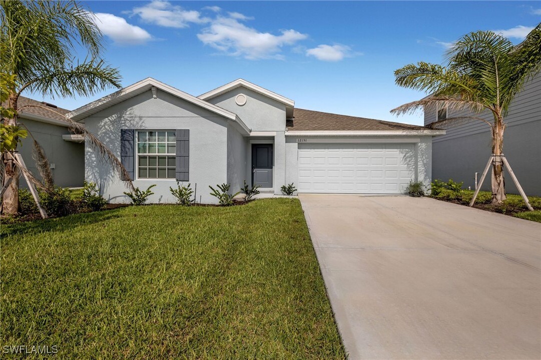 12151 Amber Waves Rd in Lehigh Acres, FL - Building Photo