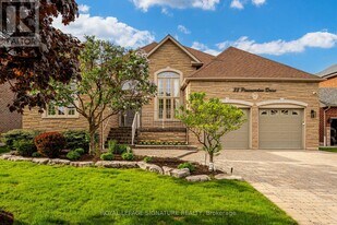 38 Pinemeadow Dr in Vaughan, ON - Building Photo