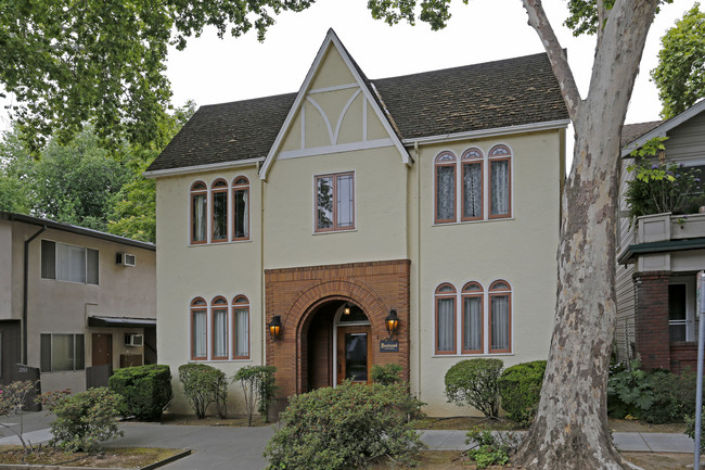 The Brentwood Apartments in Sacramento, CA - Building Photo - Building Photo