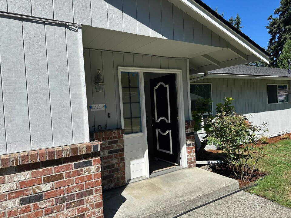 12704 95th Ave Ct E in South Hill, WA - Foto de edificio