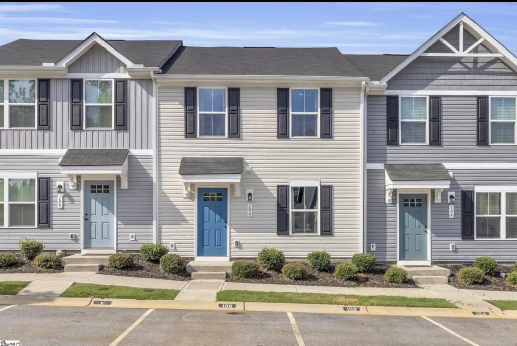 106 E Frontage Rd in Greer, SC - Building Photo