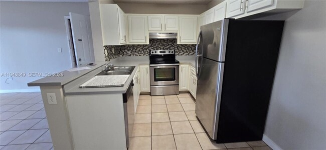 251 Palm Cir W in Pembroke Pines, FL - Building Photo - Building Photo