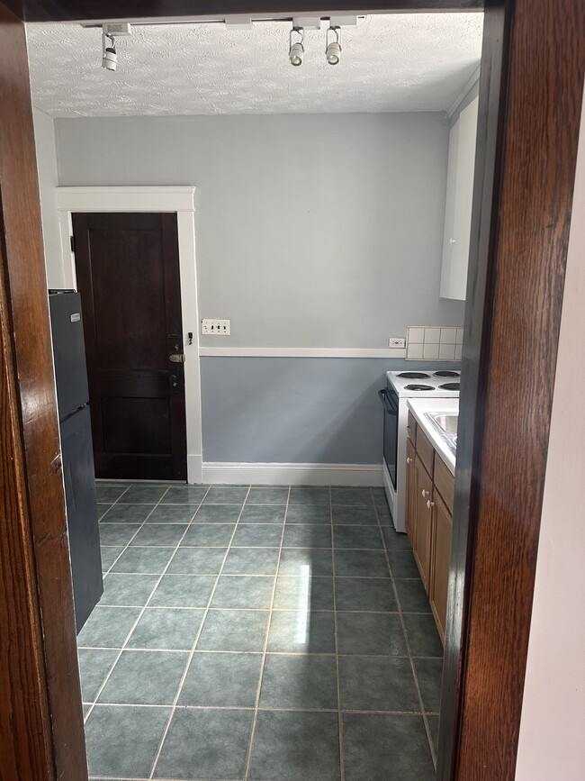 1601 Cordova Ave, Unit 1 in Lakewood, OH - Foto de edificio - Building Photo
