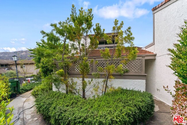 17114 Palisades Cir in Los Angeles, CA - Foto de edificio - Building Photo