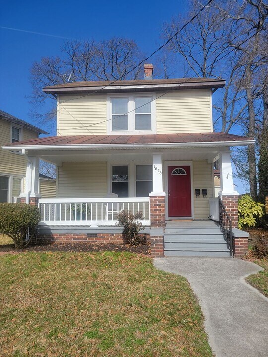 1628 Mathews Terrace-Unit -Unit B in Portsmouth, VA - Building Photo