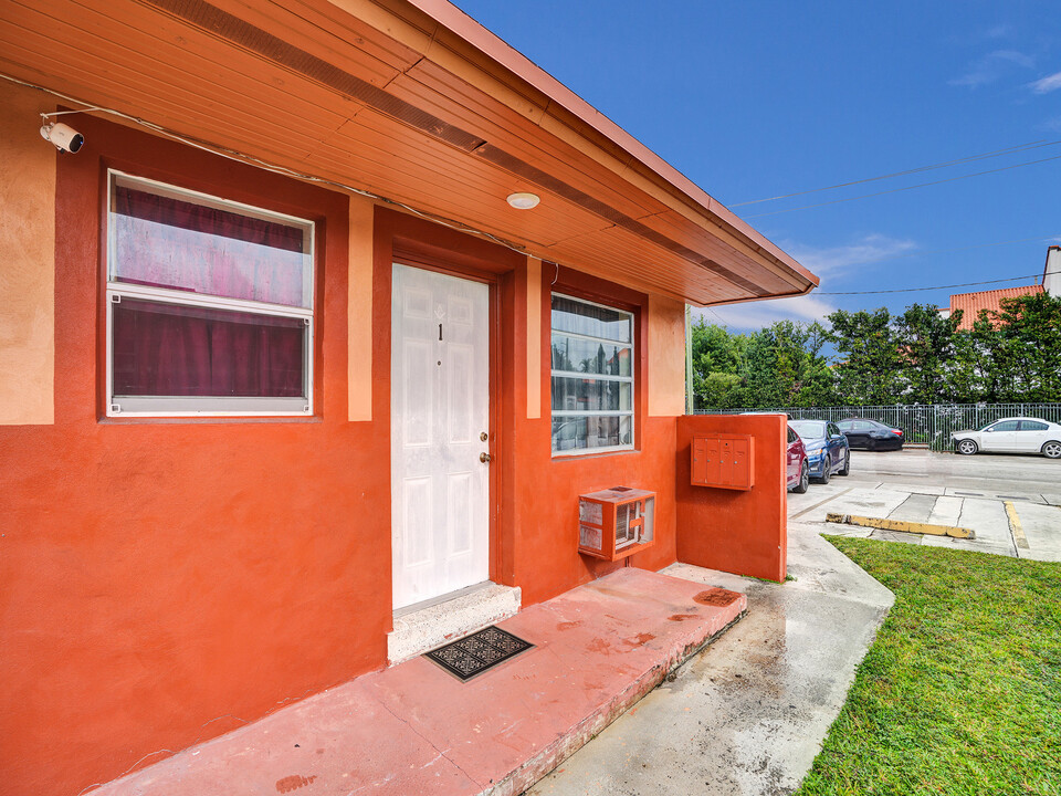 1050 W 28th St in Hialeah, FL - Building Photo