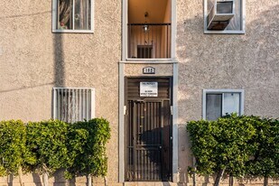 182 W Vernon Ave, Unit Unit 20 in Los Angeles, CA - Building Photo