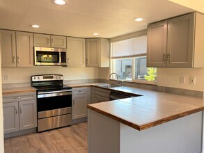 5517 108th Avenue Ct E in Puyallup, WA - Foto de edificio - Building Photo