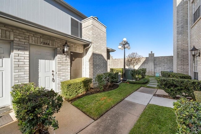 7396 Regency Square Ct in Houston, TX - Foto de edificio - Building Photo