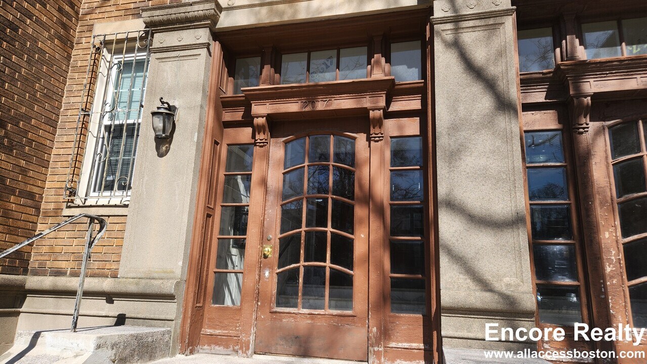 2017 Commonwealth Ave in Boston, MA - Foto de edificio