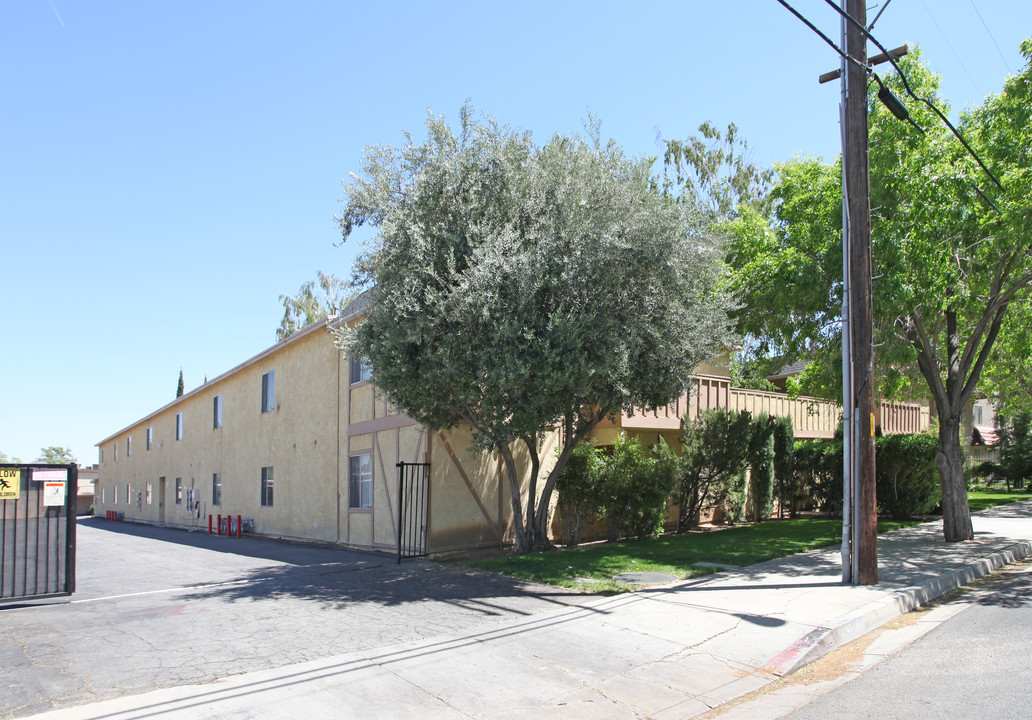 38220 11th St in Palmdale, CA - Building Photo