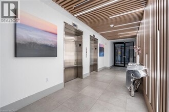 422 N Service Rd in Stoney Creek, ON - Building Photo - Building Photo