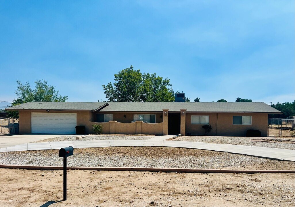 17421 Laurel St in Hesperia, CA - Building Photo