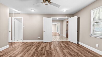 1017 Howard Ln in Bellaire, TX - Building Photo - Building Photo