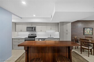 833 Meadowland Dr in Naples, FL - Building Photo - Building Photo