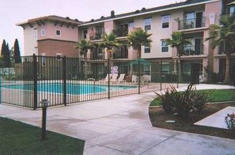 Solara Court Senior in Anaheim, CA - Foto de edificio - Building Photo