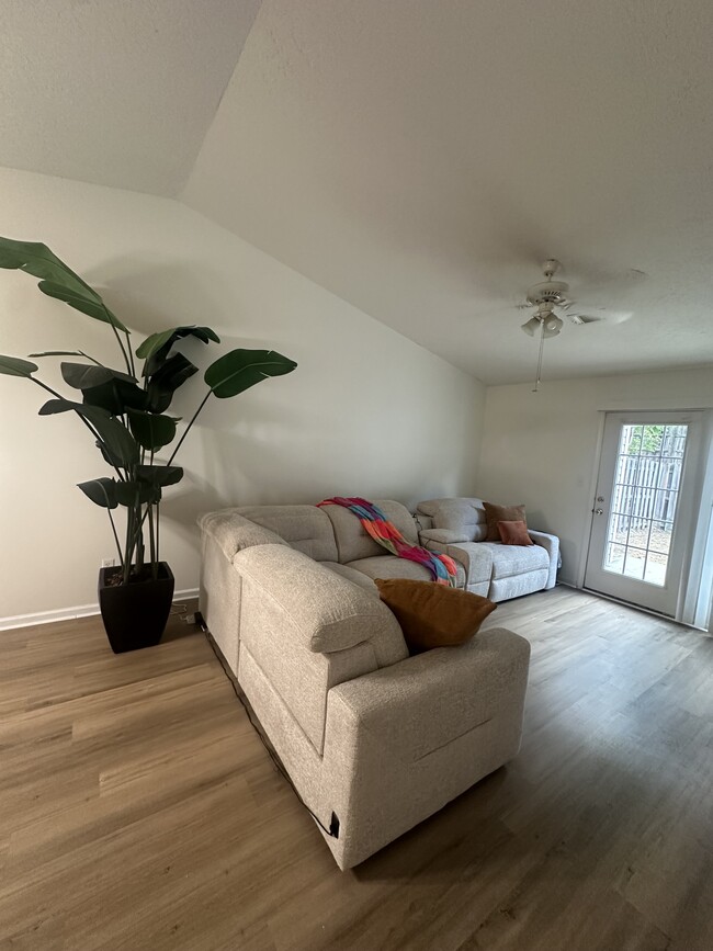 132 Cedar Glen Ln in Columbia, SC - Foto de edificio - Building Photo