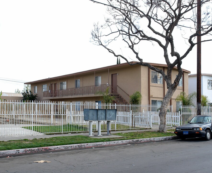 1909 W Myrtle St in Santa Ana, CA - Building Photo