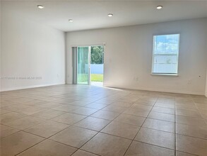 749 SE Karrigan Terrace in Port St. Lucie, FL - Foto de edificio - Building Photo