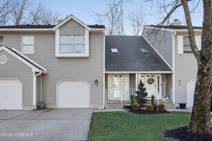 33 Essex Dr in Little Silver, NJ - Building Photo