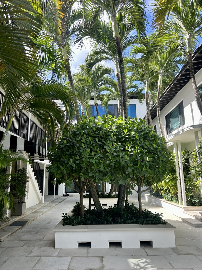 122 Peruvian Ave, Unit Palm Beach Condo in Palm Beach, FL - Foto de edificio - Building Photo