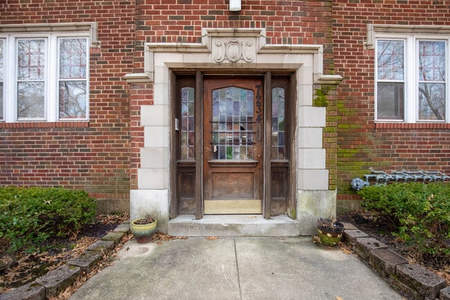 7234 Amherst Ave, Unit 1E in University City, MO - Building Photo - Building Photo