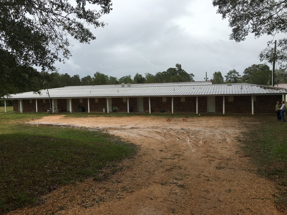 301 S High St in Poplarville, MS - Building Photo