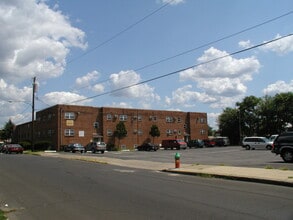 Cottage Court Apartment in Philadelphia, PA - Foto de edificio - Building Photo