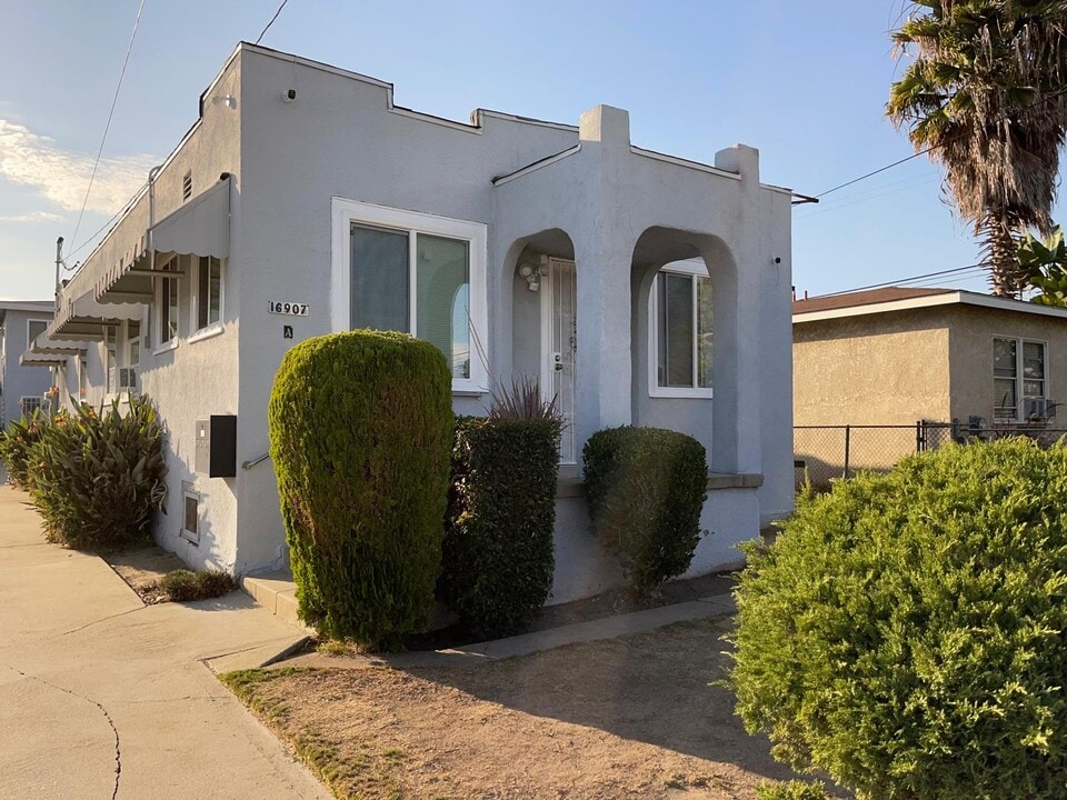 16907 Halldale Ave, Unit C in Gardena, CA - Building Photo