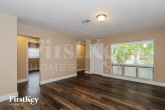 231 SW 71st Terrace in Pembroke Pines, FL - Foto de edificio - Building Photo