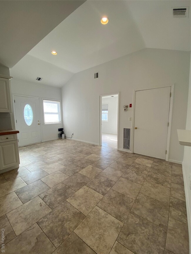 355 Bayville Ave in Bayville, NY - Building Photo - Building Photo